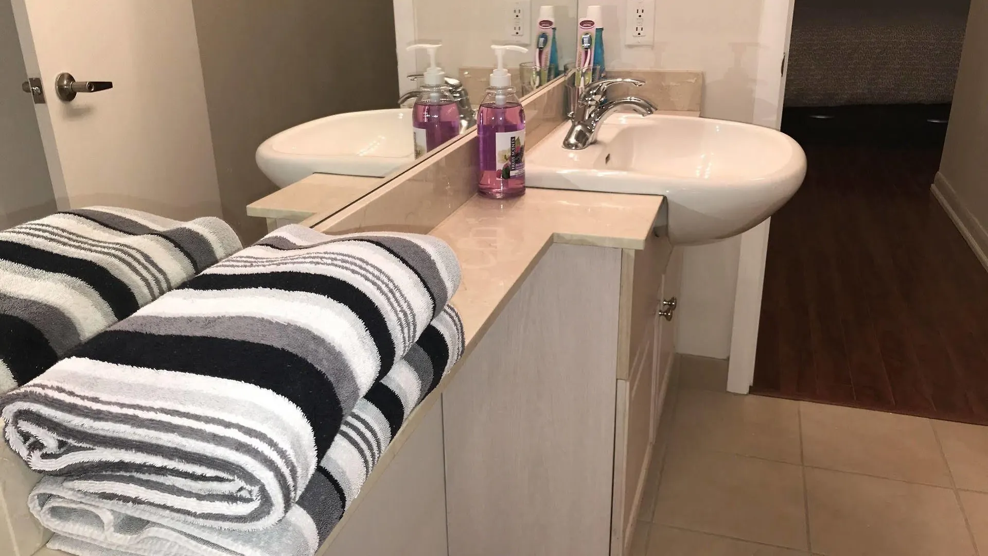 Pinnacle Suites - Pantages Tower Toronto